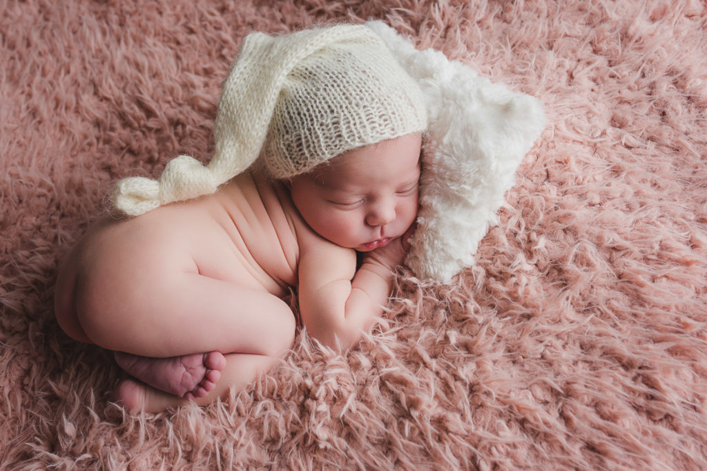 un bébé paisiblement endormi avec un bonnet lutin